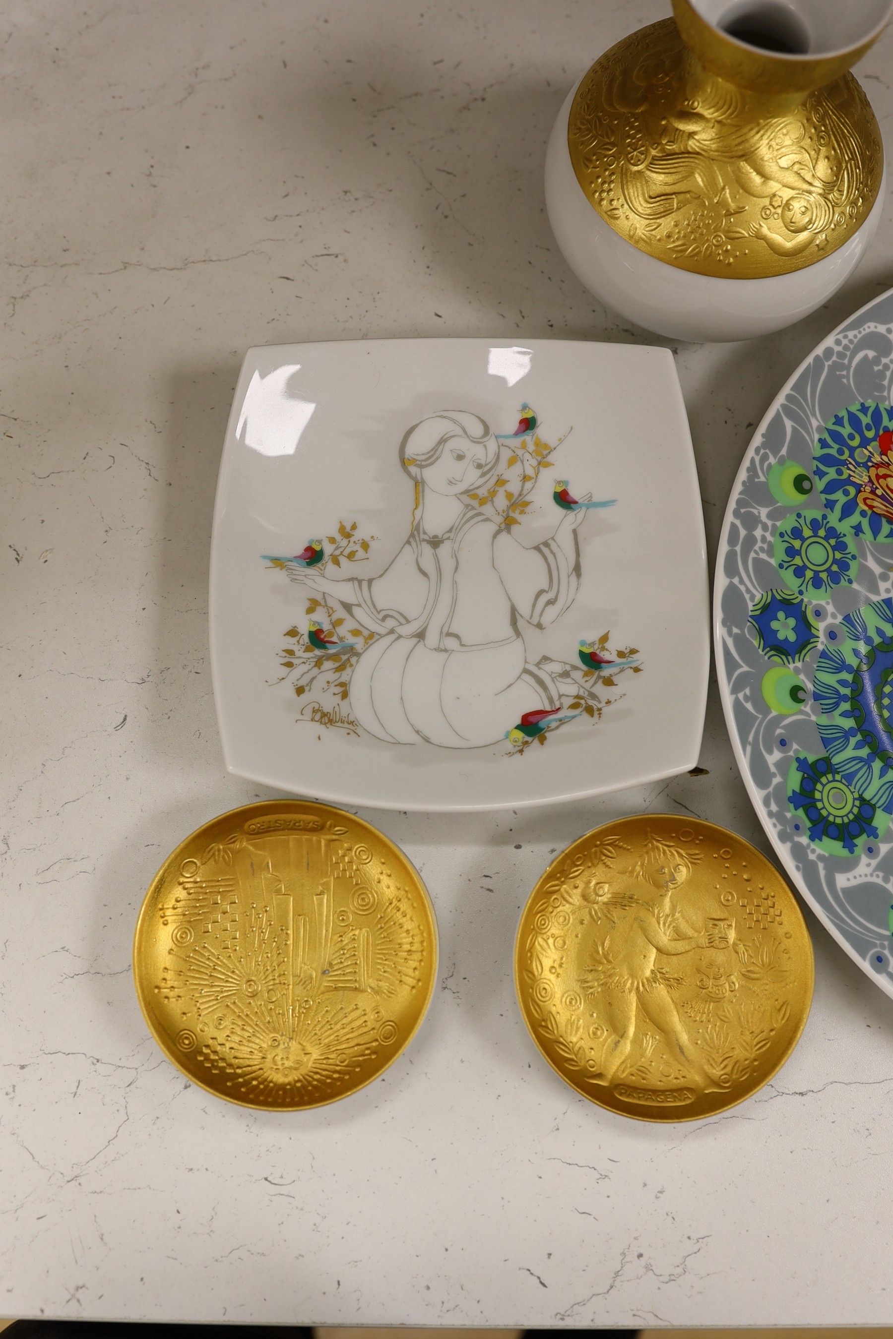 Two Bjørn Wiinblad for Rosenthal dishes, a gilt vase and four matching dishes, height of vase 14cm